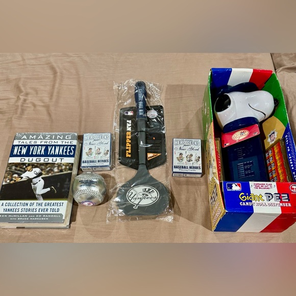 New York Yankees Memorabilia Lot Ltd Edition Baseball, Snoopy Pez, cards, flip - Picture 2 of 16